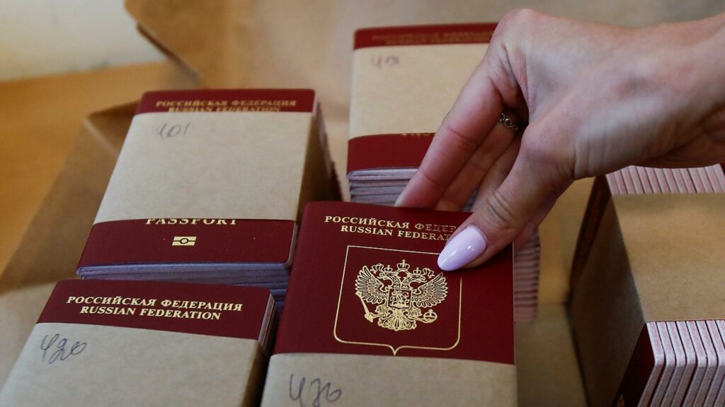 Российский паспорт. Фото: REUTERS
