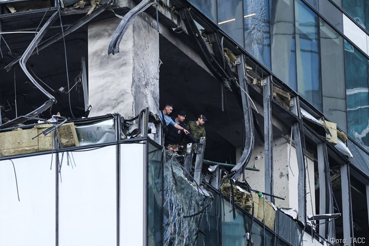 Украинские беспилотники врезались в одну из башен Москва-Сити