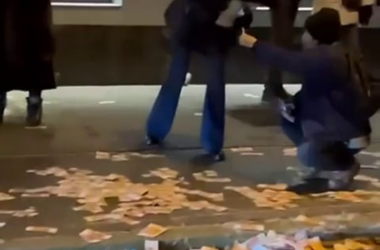 Приезжий из Киргизии на красном «Мустанге» разбросал в центре Москвы пятитысячные купюры Приезжий из Киргизии на красном «Мустанге» разбросал в центре Москвы пятитысячные купюры