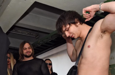 «Голый рэпер» дразнит SHAMANа носком «Голый рэпер» дразнит SHAMANа носком