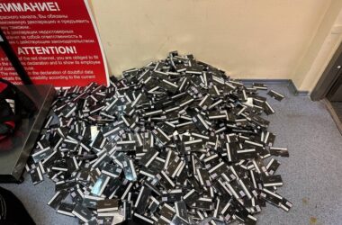 Двух граждан Армении с набитыми сумками нелегальных сигарет задержали во Внуково Двух граждан Армении с набитыми сумками нелегальных сигарет задержали во Внуково