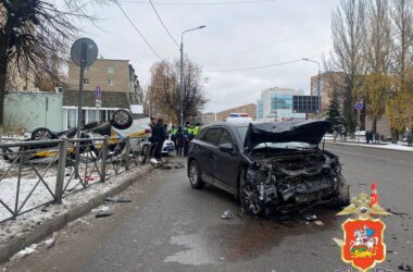 В Серпухове автомобиль такси оказался днищем вверх после столкновения с «Маздой» В Серпухове автомобиль такси оказался днищем вверх после столкновения с «Маздой»