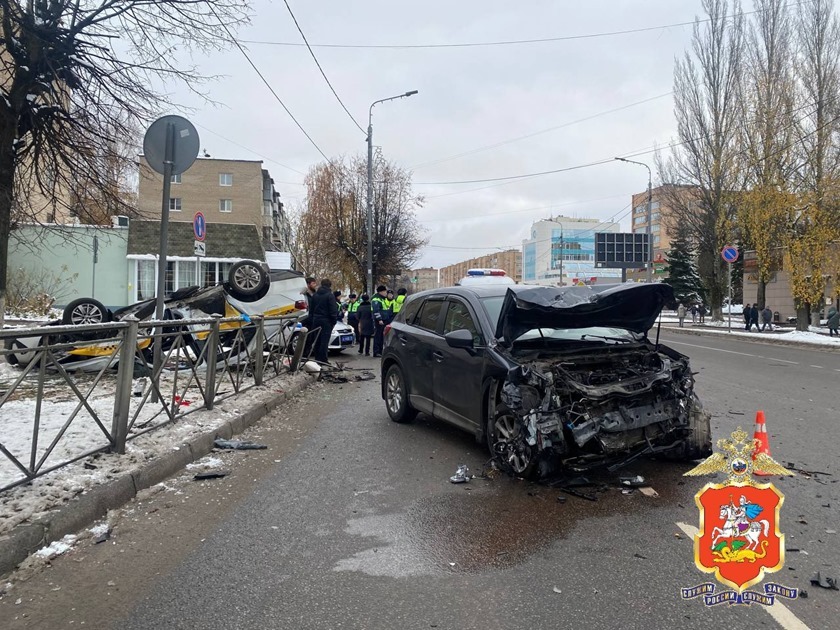 В Серпухове автомобиль такси оказался днищем вверх после столкновения с «Маздой»