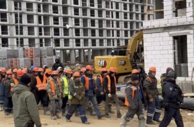 Полиция устроила рейд на стройке в Подмосковье Полиция устроила рейд на стройке в Подмосковье