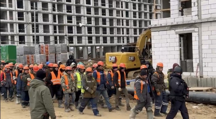 Полиция устроила рейд на стройке в Подмосковье
