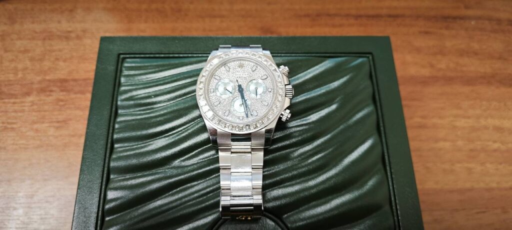 В Шереметьево задержана россиянка с контрабандными часами Rolex за 12 млн рублей