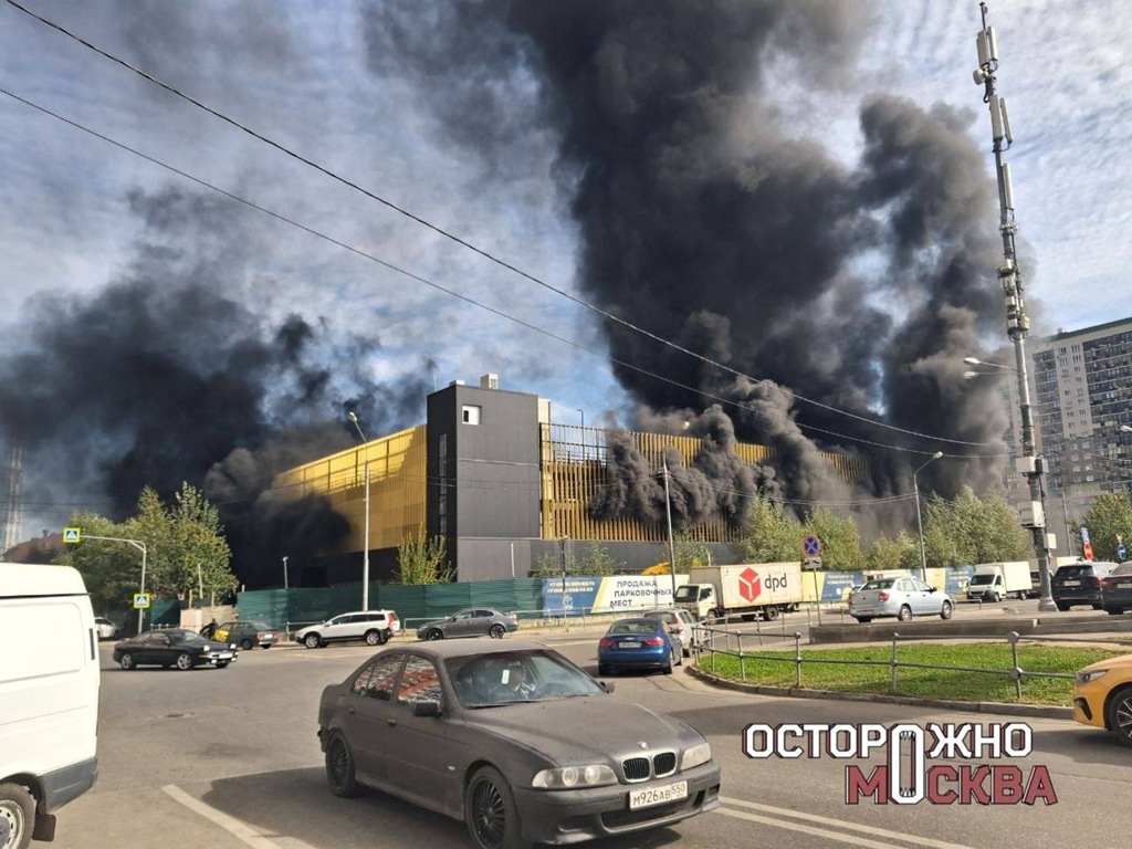 Крупный пожар вспыхнул на стройплощадке паркинга в Путилково