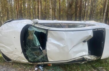 Руль заблокировался на трассе: Lada Vesta перевернулась под Владимиром Руль заблокировался на трассе: Lada Vesta перевернулась под Владимиром