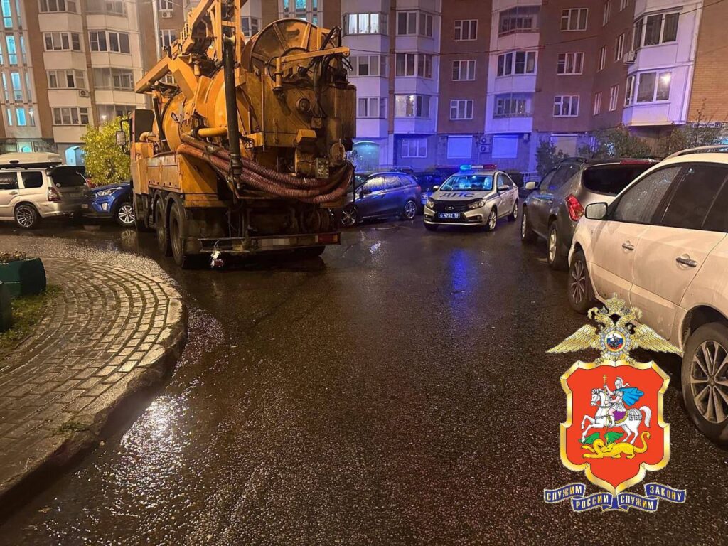 В Лобне пьяный водитель на угнанном грузовике повредил шесть машин