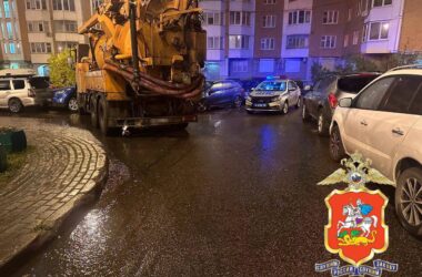 В Лобне пьяный водитель на угнанном грузовике повредил шесть машин В Лобне пьяный водитель на угнанном грузовике повредил шесть машин